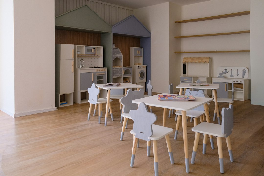 Çocuk bulunmayan, düzenli Montessori çalışma alanı